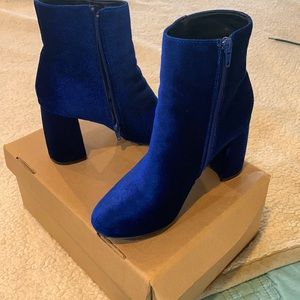 Womens ankle blue velvet boot 1 1/2 inch heel Size UK 6